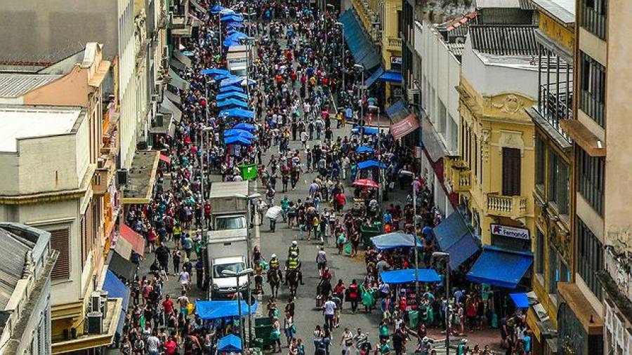 A dificuldade de realizar o Censo em prédios e condomínios.